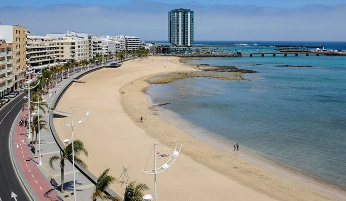La Tiñosa se rinde a su capitán, Ayoze Pérez  Entra respiro  De esta manera, el mítico Ayoze Pérez fue recibido en el encuentro de ayer, enmarcado en las semifinales de la Copa Ruiz Caballero que medía al Puerto del Carmen con la UD Lanzarote. El que fuera capitán de la UD durante muchas temporadas fue homenajeado también por sus rivales en la jornada de ayer que durante casi toda su vida deportiva han sido compañeros  Entra respiro  También en la previa recibió una placa conmemortiva  Entra respiro  Tras este homenaje Ayoze Pérez swe metió en faena para comenzar el partido  Entra respiro  Y llegó el sorteo  Entra respiro  A partir de ahí no pudo hacer frente el Puerto del Carmen de Primera Regional a la escuadra de Ángel López que se llevó el choque con superiopridad por 0-5 con goles como este  Entra respiro  La otra semifinal dejaría e