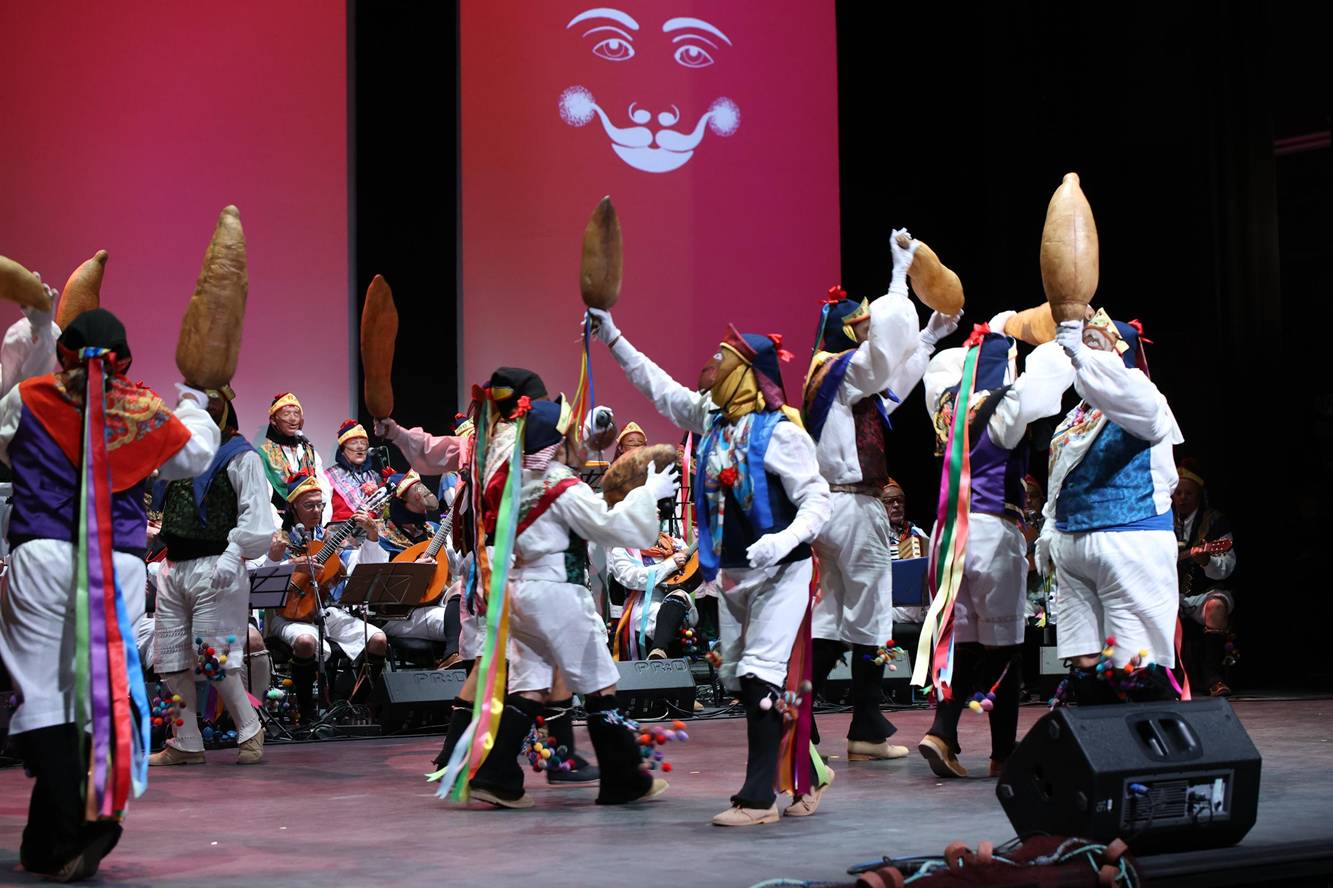 Los Buches llenan de tradici&oacute;n El Salinero con 'Banderas del tiempo'