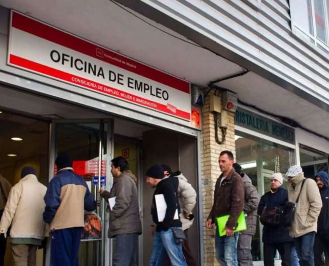 Gente en la cola del paro