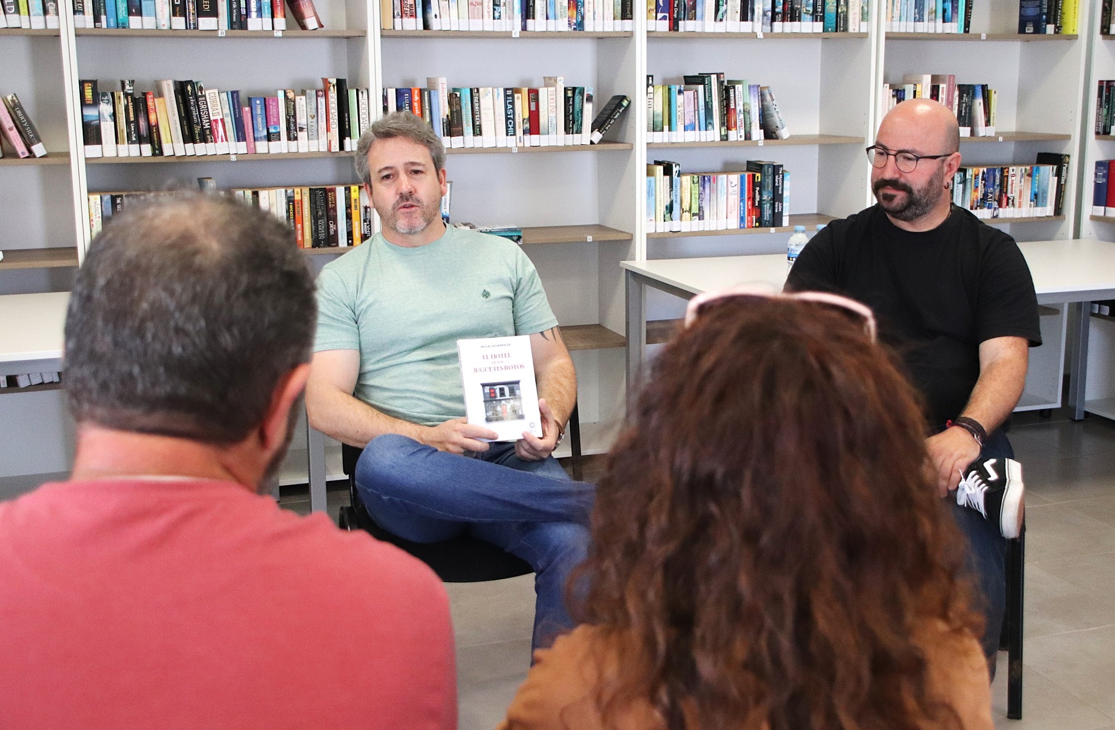 El autor suma treinta títulos publicados de distintos géneros, pero se queda con la novela negra: El autor suma treinta títulos publicados de distintos géneros, pero se queda con la novela negra: