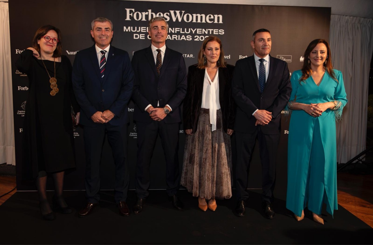 La presidenta del Parlamento participó en el acto oficial que reúne a destacadas representantes del ámbito institucional, social y económico del Archipiélago