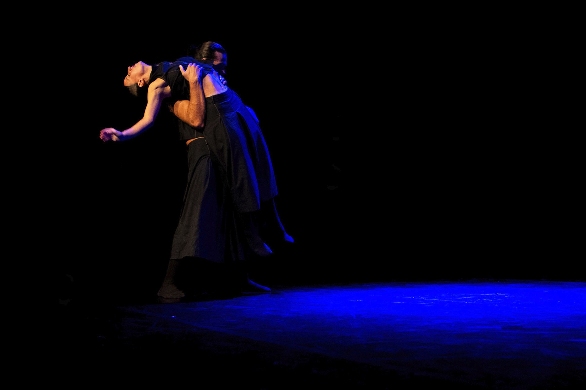 Se trata de una experiencia site-specific que propone una inmersión sensorial en el vínculo entre el ser humano y el océano