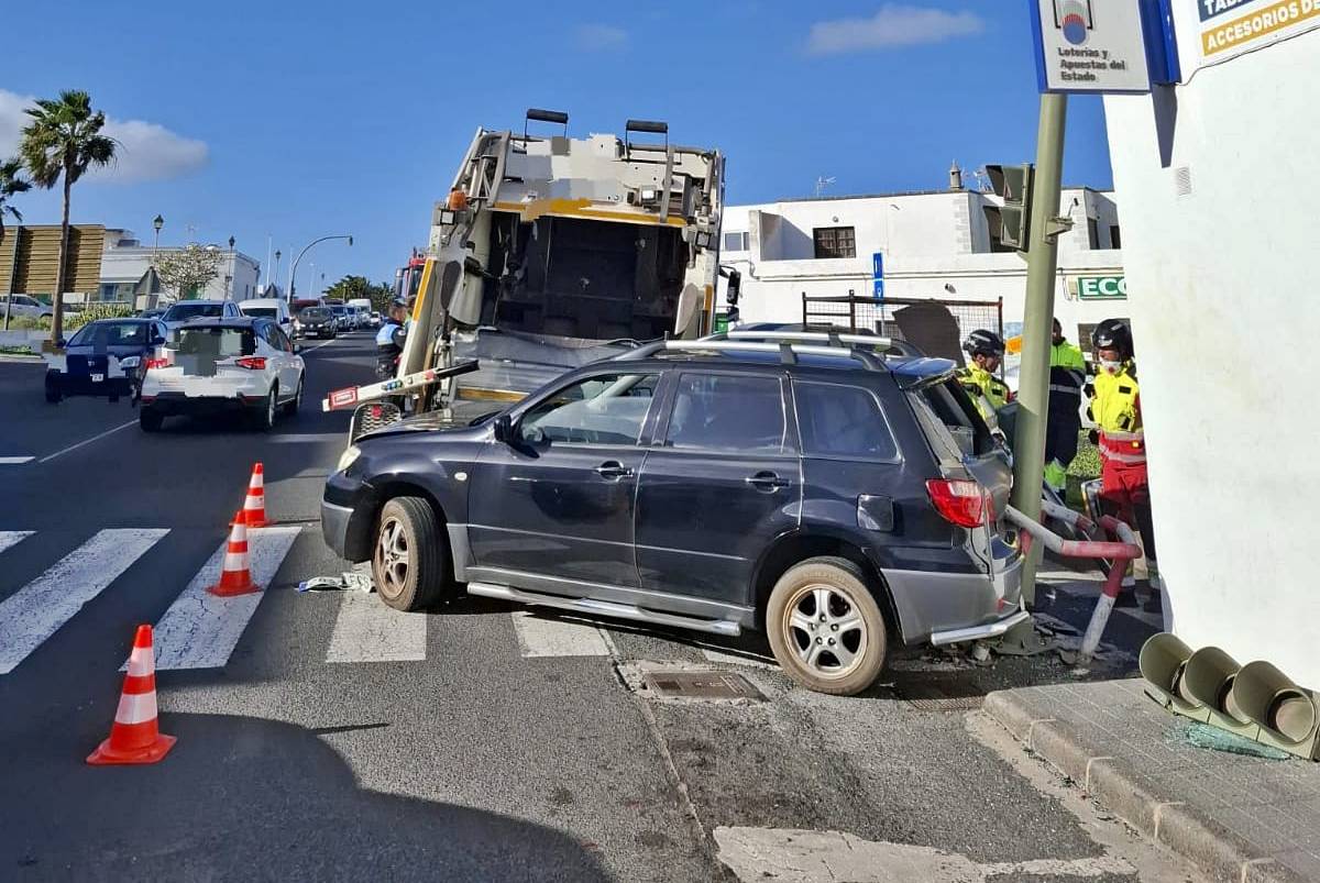 Una herida tras la colisi&oacute;n entre un cami&oacute;n de basura y un turismo en San Bartolom&eacute;