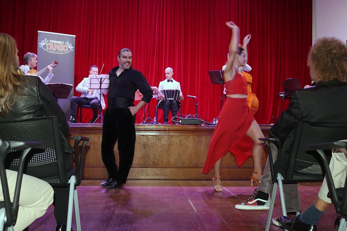 El público se anima a seguir los compases del tango y la milonga para luego disfrutar del espectáculo de Ensamble Tango Lanzarote