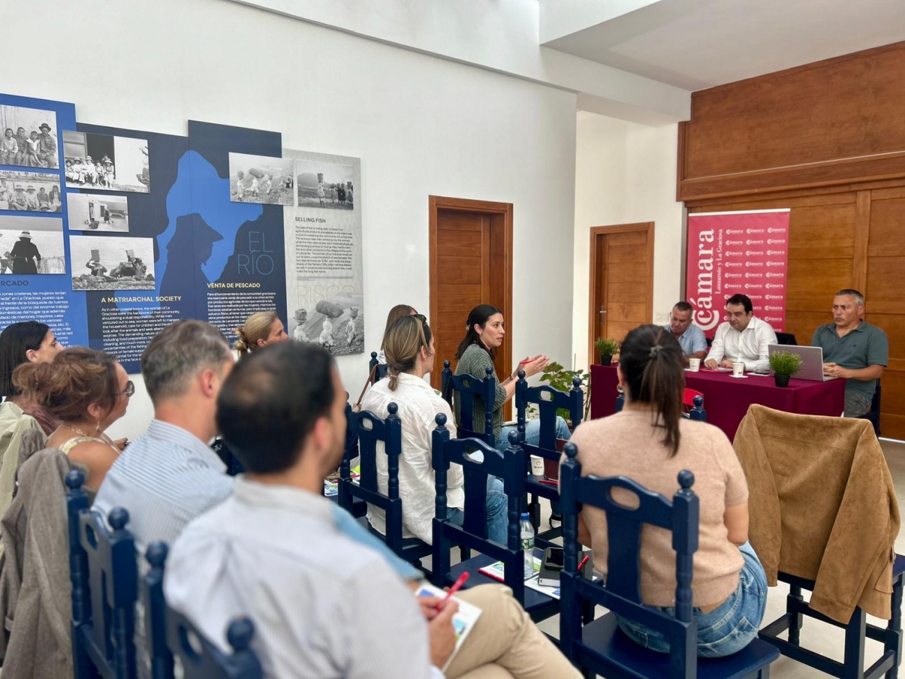 José Valle recoge las demandas sobre seguridad, saneamiento y la necesidad de una José Valle recoge las demandas sobre seguridad, saneamiento y la necesidad de una