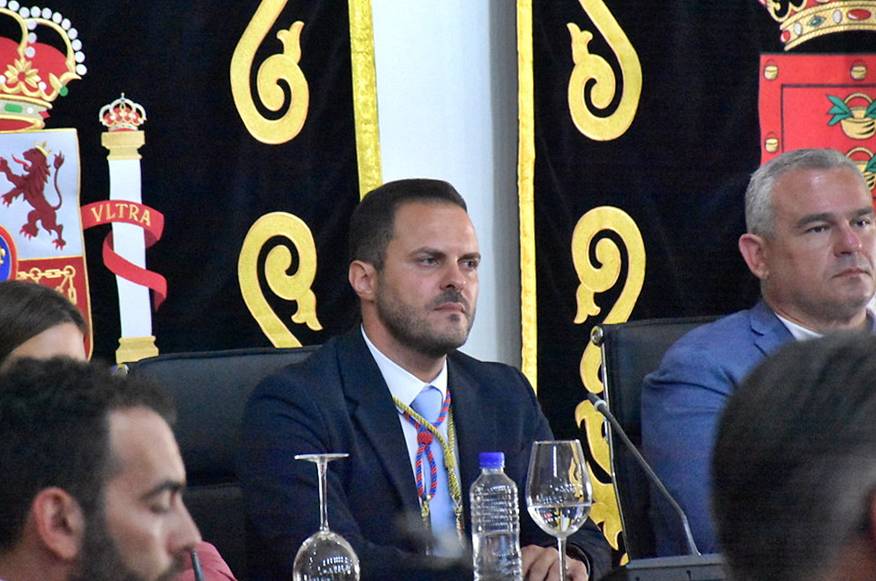 El PSOE aprieta, Yonathan resiste