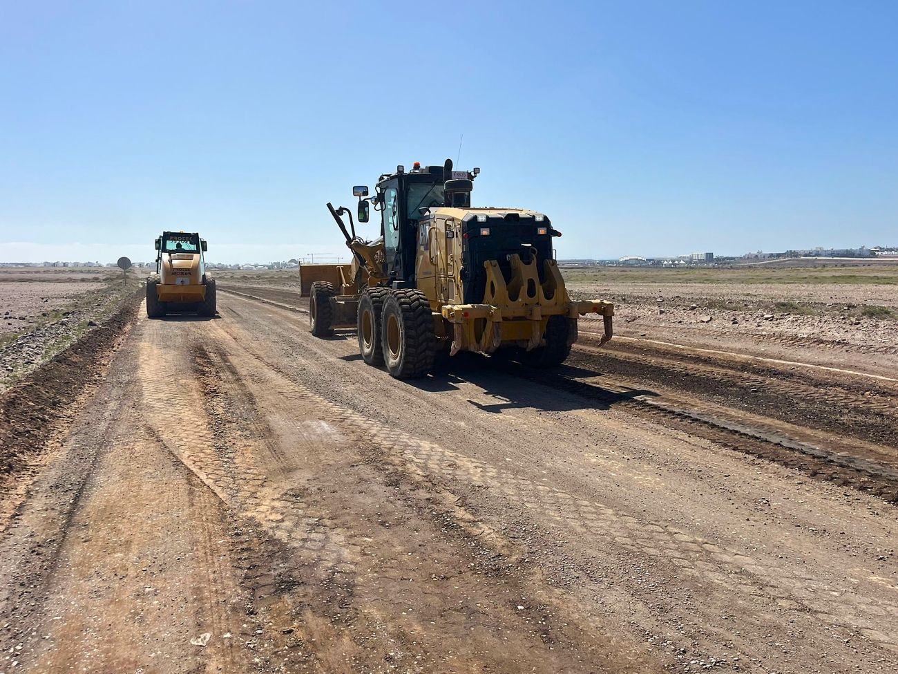 El Ayuntamiento interviene con maquinaria pesada en los accesos deteriorados por las lluvias