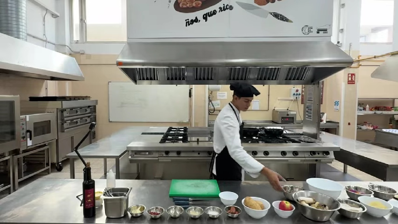 Gabriel Navarro Oliveros, estudiante del CIFP Zonzamas de Lanzarote se enfrentará a otros 9 candidatos en la gran final nacional