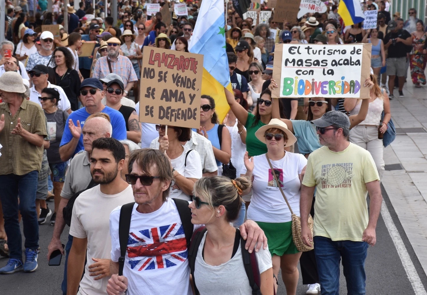 La plataforma ciudadana rechaza un nuevo hotel en Playa Blanca y reclama una moratoria turística inmediata ante la crisis de vivienda, agua y saturación