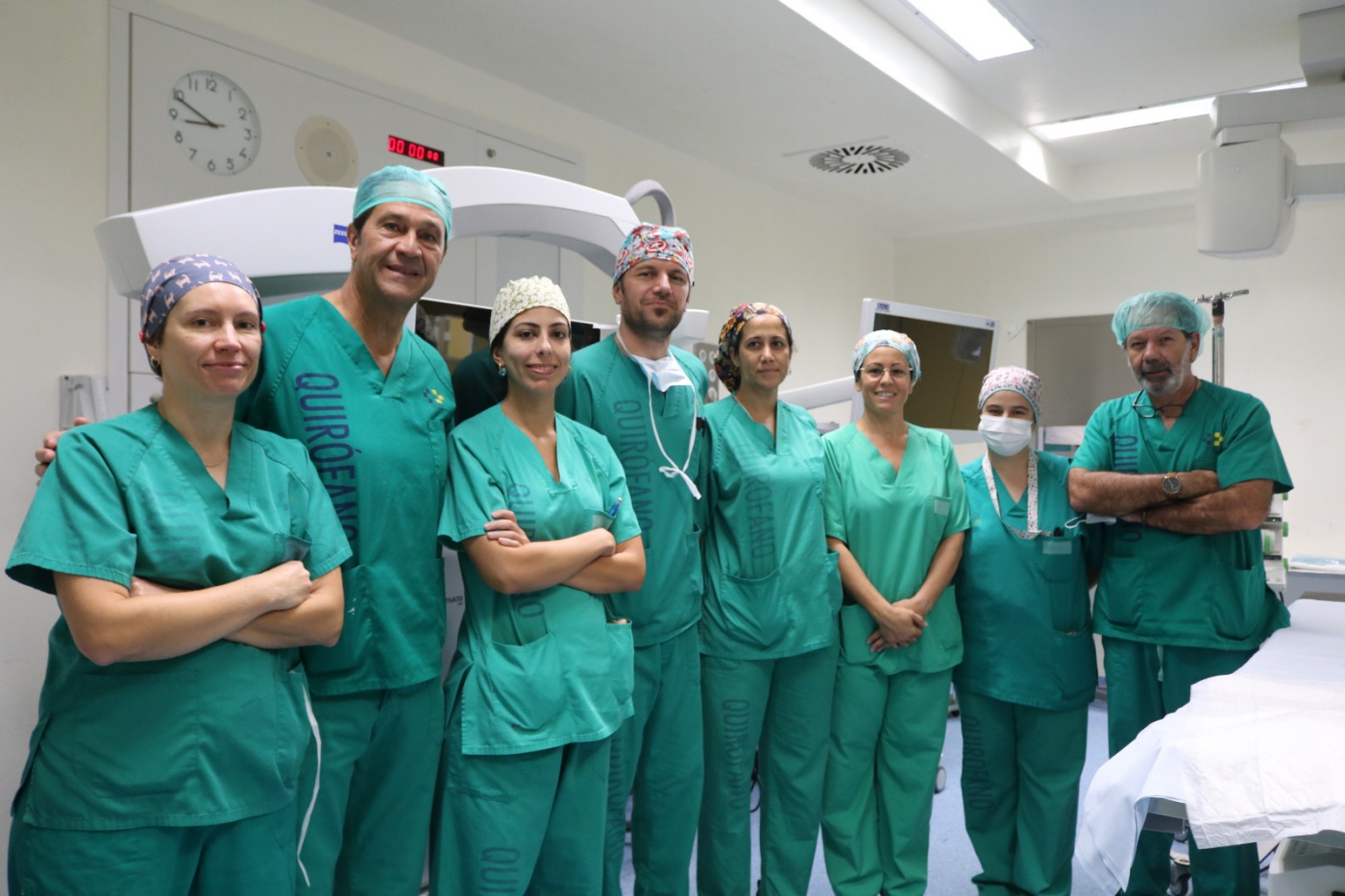 Se trata de una cirugía mínimamente invasiva que ofrece grandes beneficios para los pacientes que no pueden utilizar audífonos convencionales