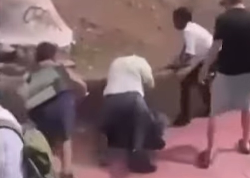 pelea en medio de la vía pública