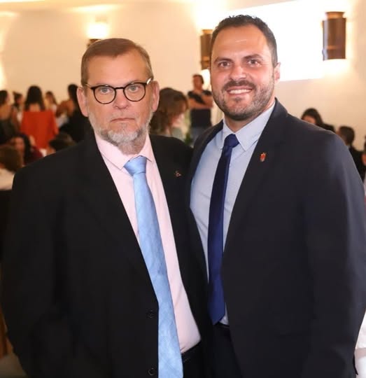 El alcalde de Arrecife, Yonathan de León, mostraba su pesar en sus redes sociales. “Arrecife y Lanzarote han perdido este miércoles a uno de sus hijos vinculados con los deportes y la comunicación deportiva. Ha fallecido Jesús Lasso Cabrera, referente del periodismo deportivo en la isla e integrante de la conocida familia numerosa de Arrecife Lasso Cabrera. Con más de medio siglo de trayectoria, Jesús Lasso dedicó su vida a divulgar y detallar la historia viva del deporte conejero a través de los diferentes medios informativos para los que trabajó. Sus primeros inicios con la prensa deportiva fueron en 1973, cuando contaba unos 15 años, en el semanario Canarias Deportiva, dedicado al fútbol regional. También colaboró en estos últimos años en difundir los deportes náuticos desde la Sección Náutica Rcna. Como alcalde de Arrecife, y en nombre de la Corporación Municipal del Ayuntamiento de Arrecife, y de todos los trabajadores traslado nuestras condolencias por esta sentida pérdida a su familia, muchos amigos y allegados, y a los medios e instituciones con la que trabajó y realizó un gran trabajo en pro de los deportes de nuestra tierra y su valiosa difusión periodística”, señalaba.