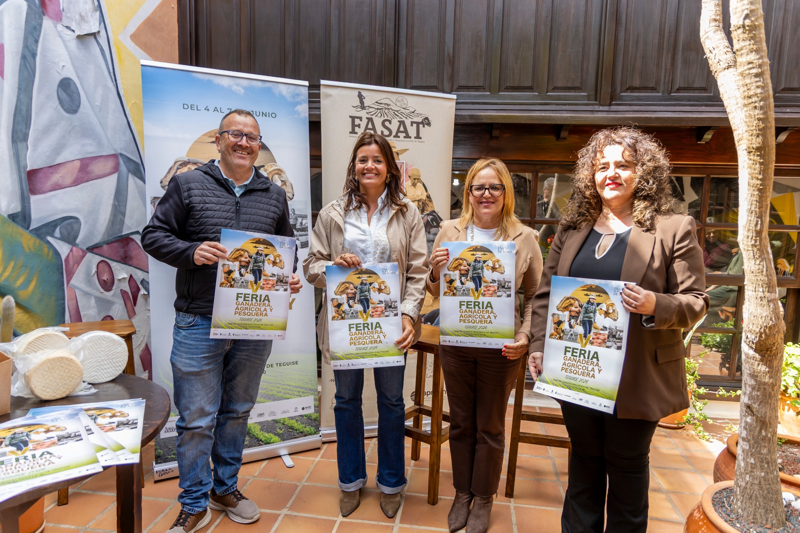 eservas con un año de antelación: la exclusividad de La Graciosa  Se aproxima la Semana Santa y la isla de La Graciosa está ocupada prácticamente al 100% desde hace meses   Entra audio: Alicia Páez / Exalcaldesa pedánea La Graciosa   Alicia Páez como exalcaldesa pedánea la octava isla conoce bien la realidad que se vive. En La Graciosa debido a la baja oferta y la gran demanda existe un modus operandi particular a la hora de realizar reservas y es que hay visitantes fijos que reservan de año en año  Entra audio: Alicia Páez / Exalcaldesa pedánea La Graciosa   es más, Páez asegura que ya muchas camas están cubiertas de cara a las Navidades   Entra audio: Alicia Páez / Exalcaldesa pedánea La Graciosa   Por otro lado, Lanzarote también se prepara para una Semana Santa en la que se espera una buena ocupación. En concreto este año arrancará ya este fin de semana y toda la que viene un un 85% de ocupación  Entra total: Susana Pérez   El jueves, viernes y sábado santo así como el Domingo de Resurrección se podrían alcanzar cifras del 95% de ocupación y los principales mercados serán el británico, el irlandés y el turismo nacional.  Con respecto al conflicto bélico que sacude a Oriente Medio, este 2026 no afectará directamente a Lanzarote   Entra total   Sin embargo, esta inestabilidad puede que se note más de cara al verano de 2026 