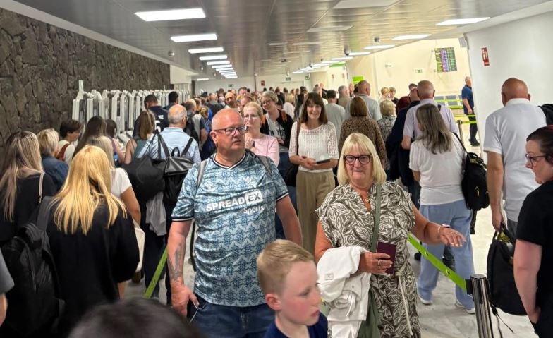 Nuevas cr&iacute;ticas por colapso en los controles de pasaportes en aeropuertos canarios