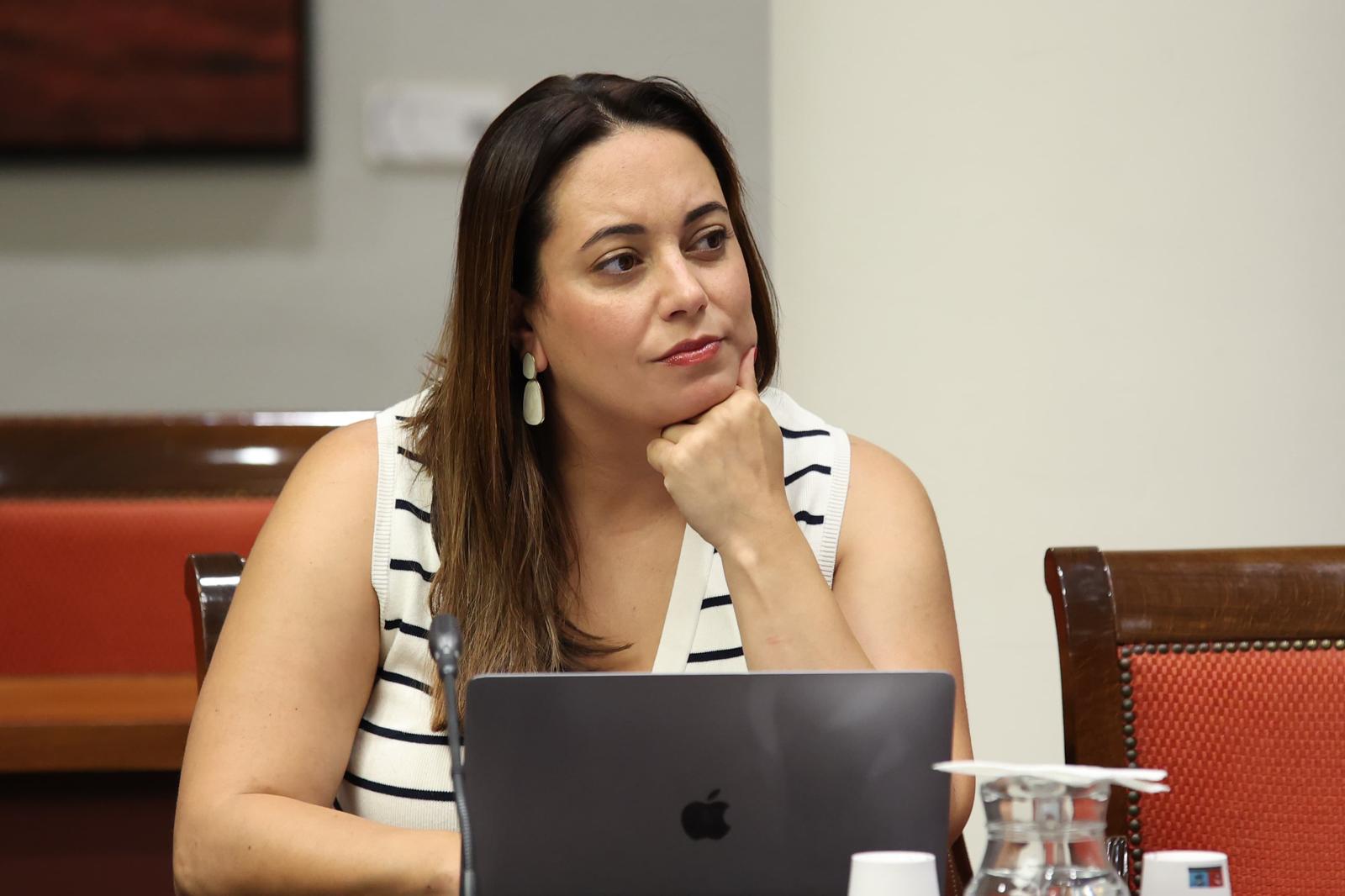 Cristina Calero eleva al Parlamento de Canarias las demandas del profesorado de la octava isla para garantizar la igualdad de oportunidades entre islas