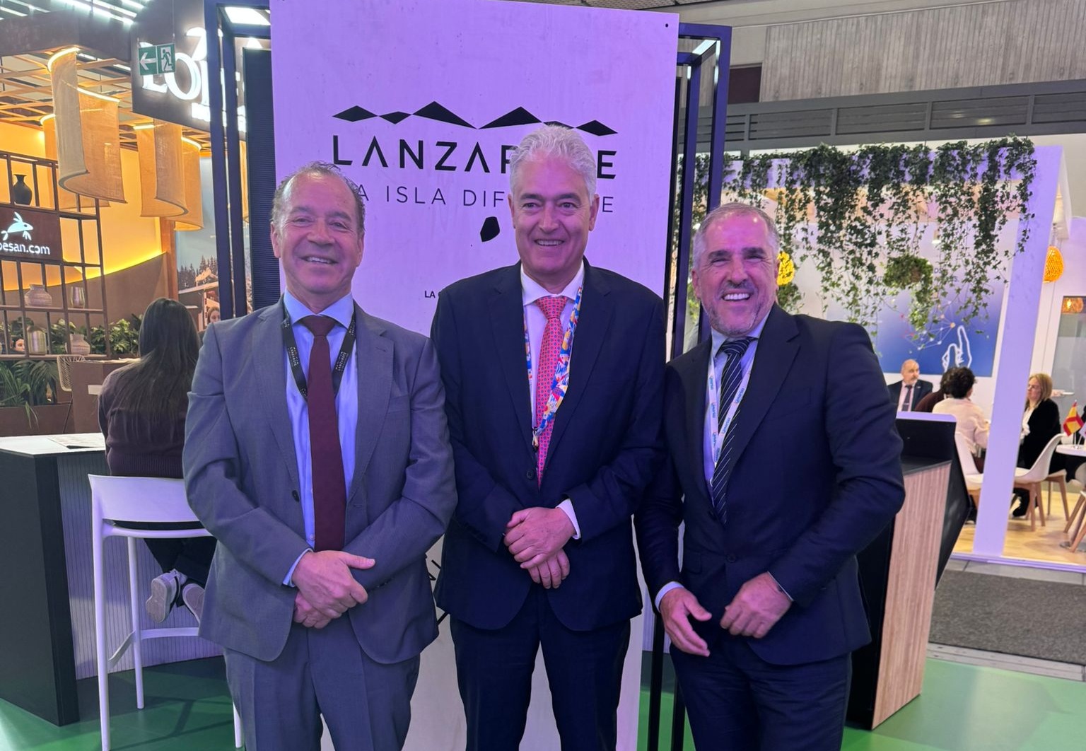 El alcalde se reúne con los representantes de Relaxia Lanzaplaya y MZ Hoteles El alcalde se reúne con los representantes de Relaxia Lanzaplaya y MZ Hoteles