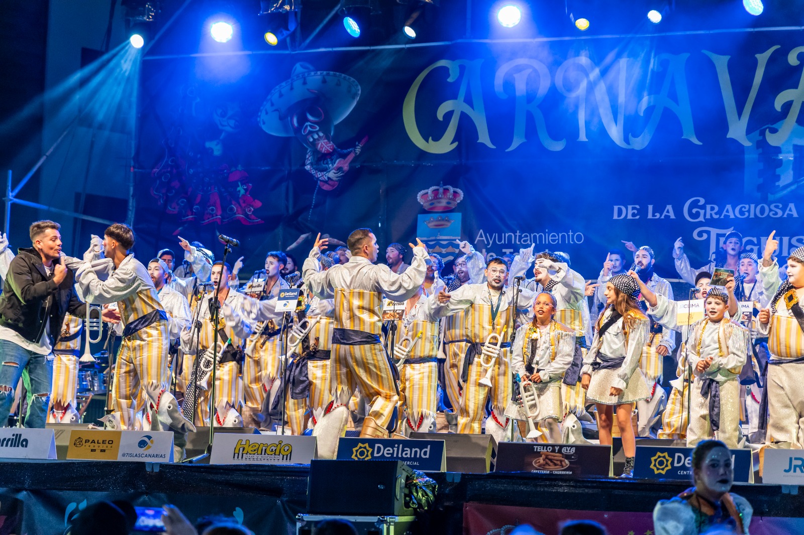 Seis murgas del carnaval de Lanzarote participaron en el acto celebrado en el escenario del aparcamiento del Pueblo Marinero