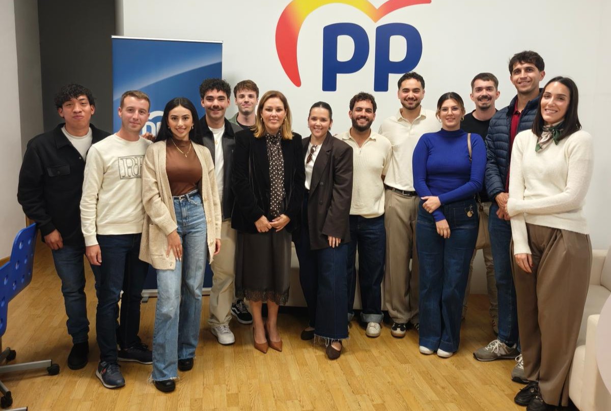 Astrid Pérez, María Jesús Tovar y Roberto Herbón explicaron a los jóvenes el funcionamiento del Parlamento, Cabildo y Ayuntamiento