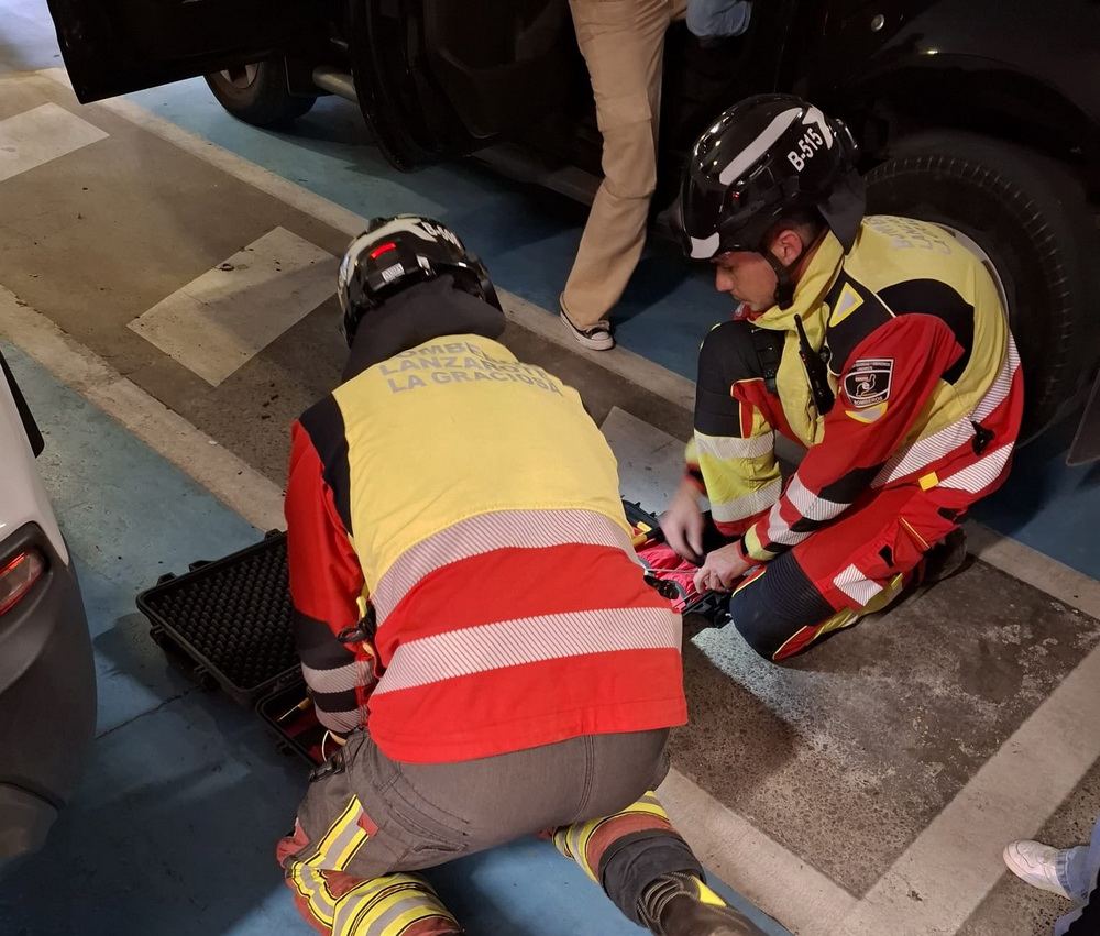 Rescatan a un ni&ntilde;o atrapado en un coche en un centro comercial de Arrecife