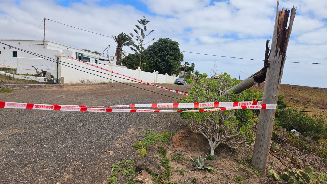 Poste caído por el viento