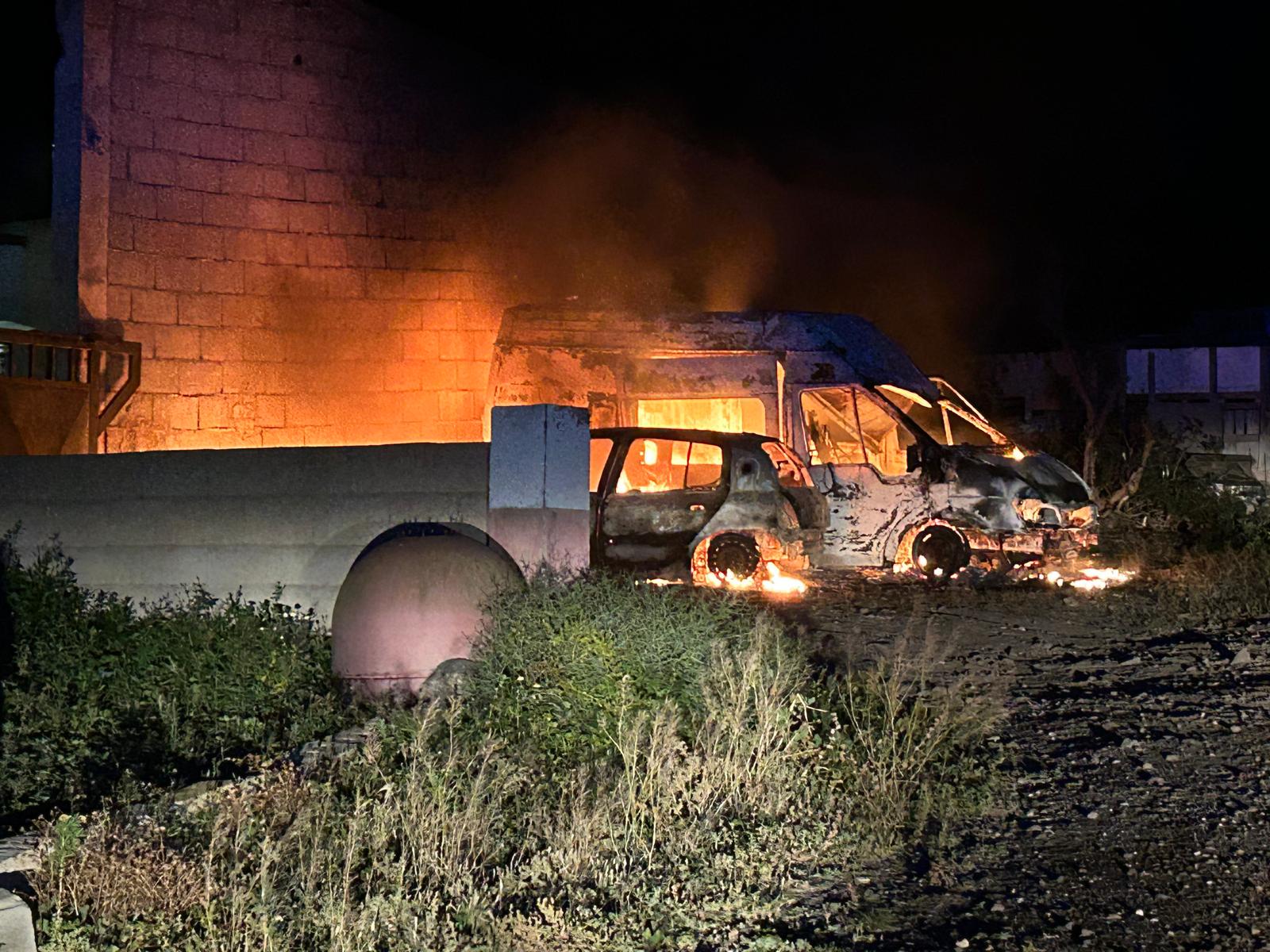 El fuego, localizado en el exterior de la vivienda, fue sofocado sin que se registraran daños personales ni afección a los animales