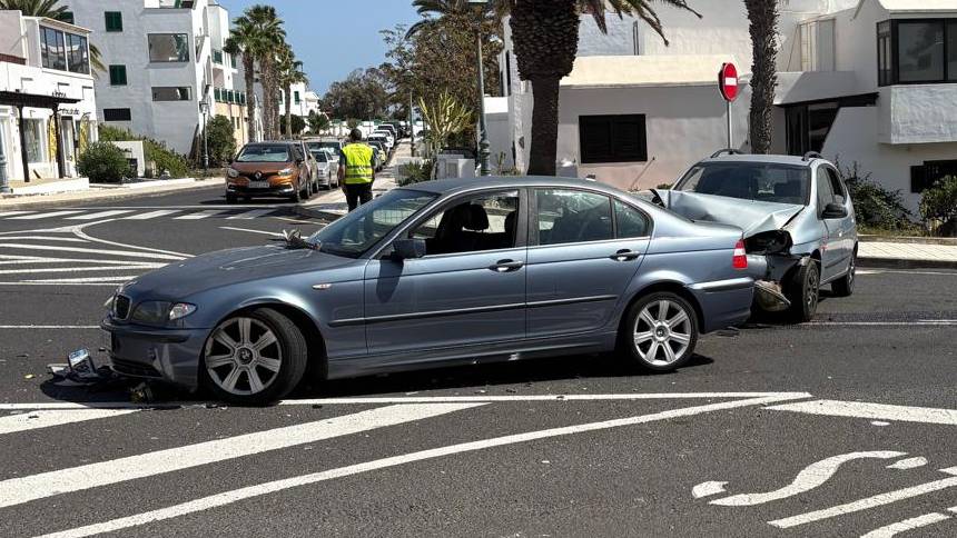 Dos coches colisionan cerca de Playa Basti&aacute;n