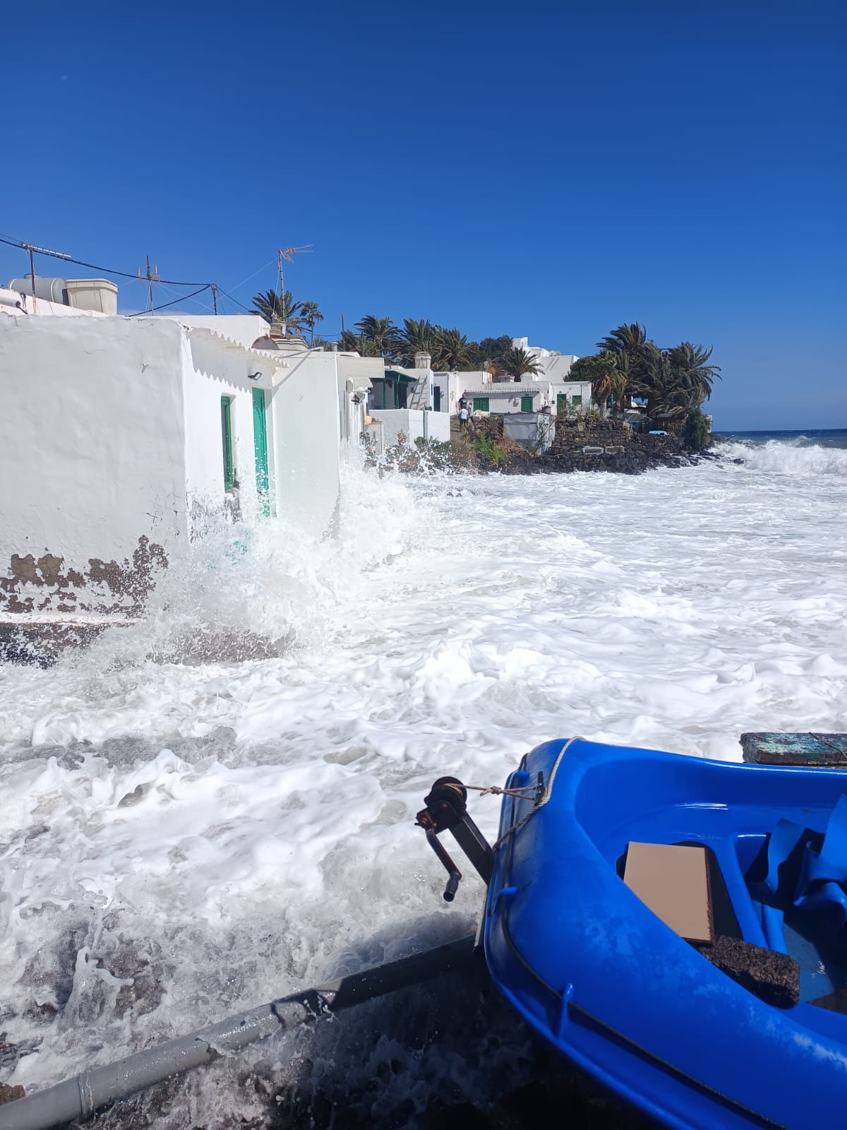 Una embarcación volcó tras chocar contra unas escaleras en la capital lanzaroteña y el mar entró en una vivienda vacacional en el litoral de Yaiza Una embarcación volcó tras chocar contra unas escaleras en la capital lanzaroteña y el mar entró en una vivienda vacacional en el litoral de Yaiza