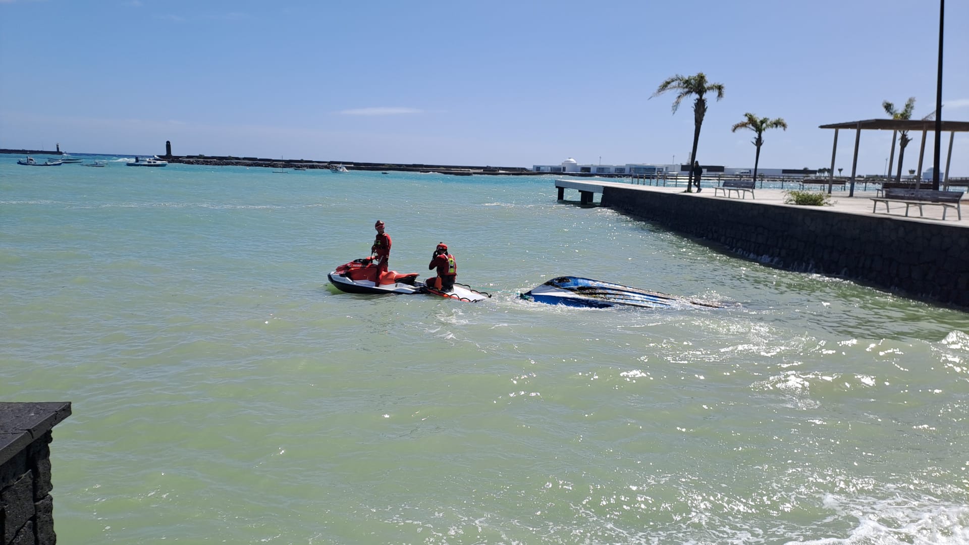Una embarcación volcó tras chocar contra unas escaleras en la capital lanzaroteña y el mar entró en una vivienda vacacional en el litoral de Yaiza Una embarcación volcó tras chocar contra unas escaleras en la capital lanzaroteña y el mar entró en una vivienda vacacional en el litoral de Yaiza