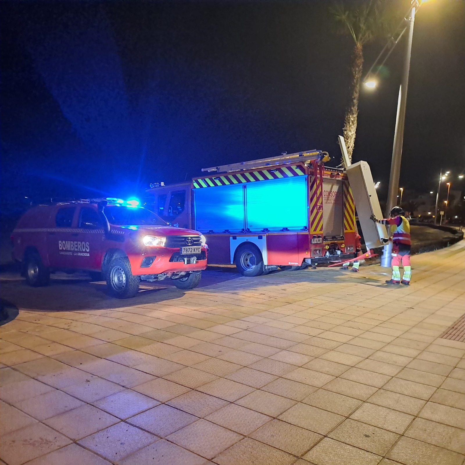 El vehículo quedó parcialmente enterrado a pocos metros del agua y obligó a una rápida intervención en Puerto del Carmen