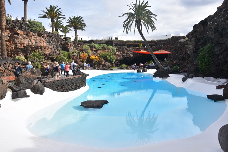 Con el objetivo de evitar cualquier lectura interesada o equívoca, Betancort anunció que el documento definitivo incorporará una mención expresa que deje constancia inequívoca de que los trabajadores y trabajadoras están incluidos en las obligaciones que asumiría el Cabildo en los supuestos legalmente previstos. Con el objetivo de evitar cualquier lectura interesada o equívoca, Betancort anunció que el documento definitivo incorporará una mención expresa que deje constancia inequívoca de que los trabajadores y trabajadoras están incluidos en las obligaciones que asumiría el Cabildo en los supuestos legalmente previstos.