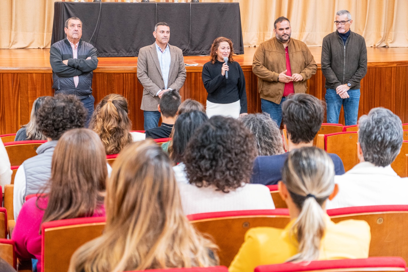 El acuerdo busca retener talento joven y fortalecer la empleabilidad en la Isla