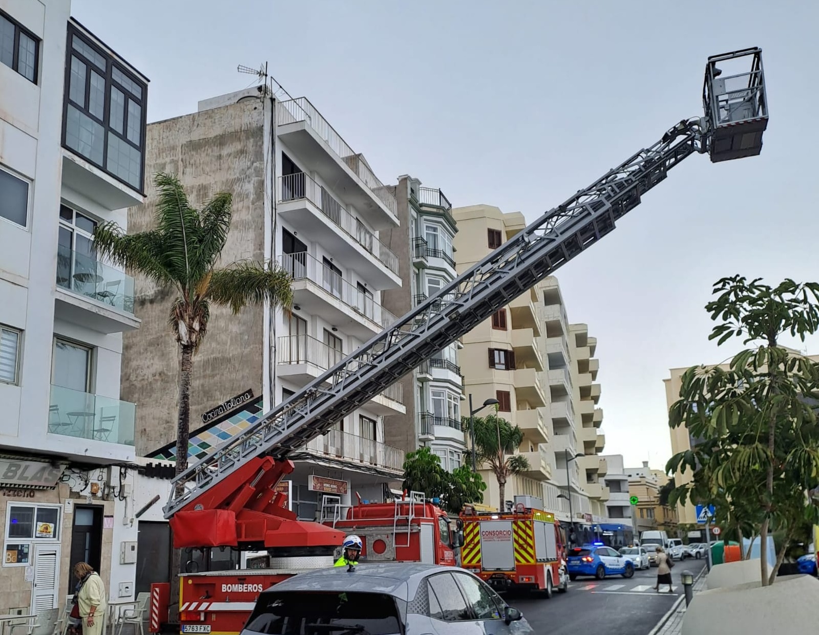 Un trabajador resulta herido al caer por la escalera de un edificio en su fase final de construcción