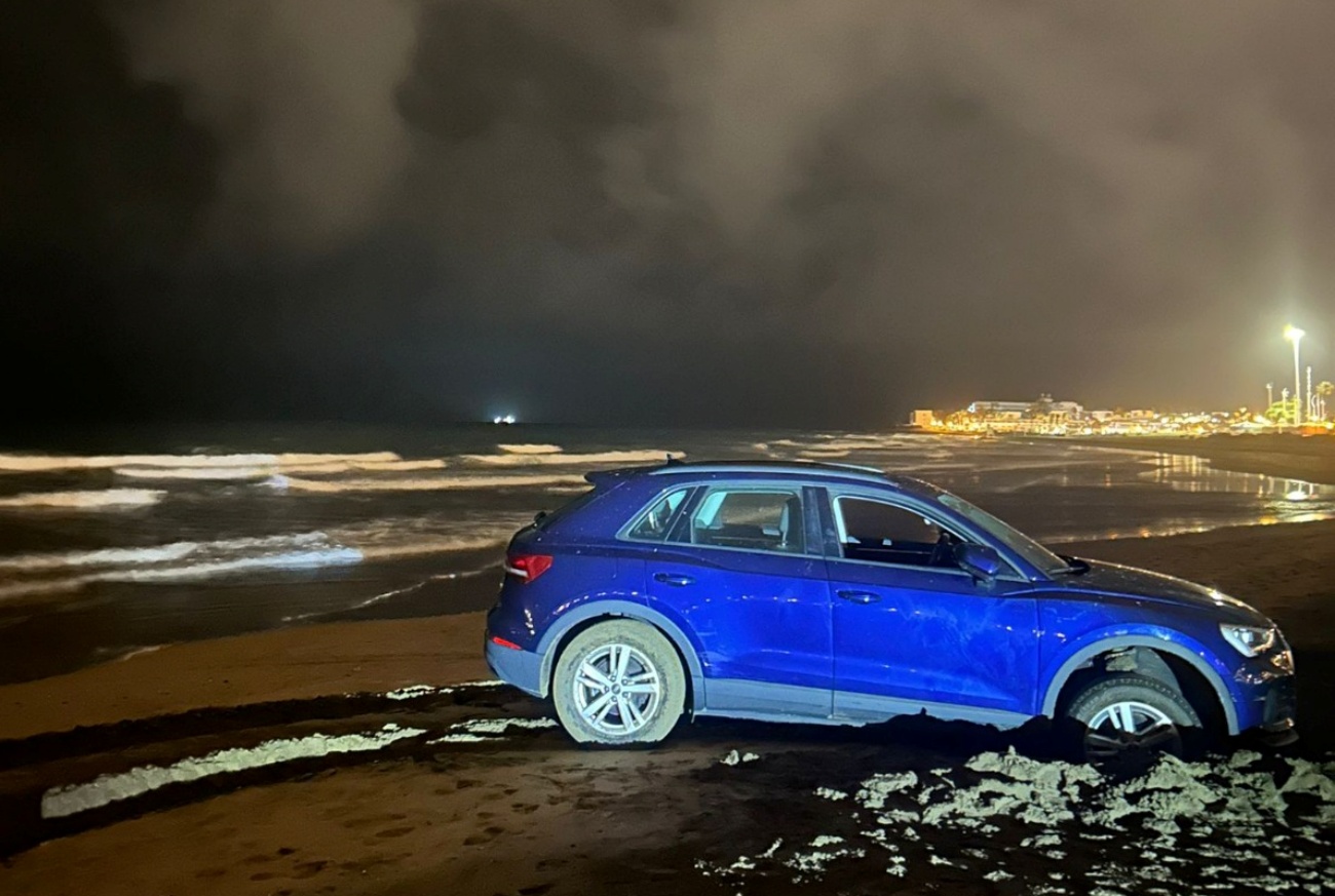 El vehículo quedó parcialmente enterrado a pocos metros del agua y obligó a una rápida intervención en Puerto del Carmen