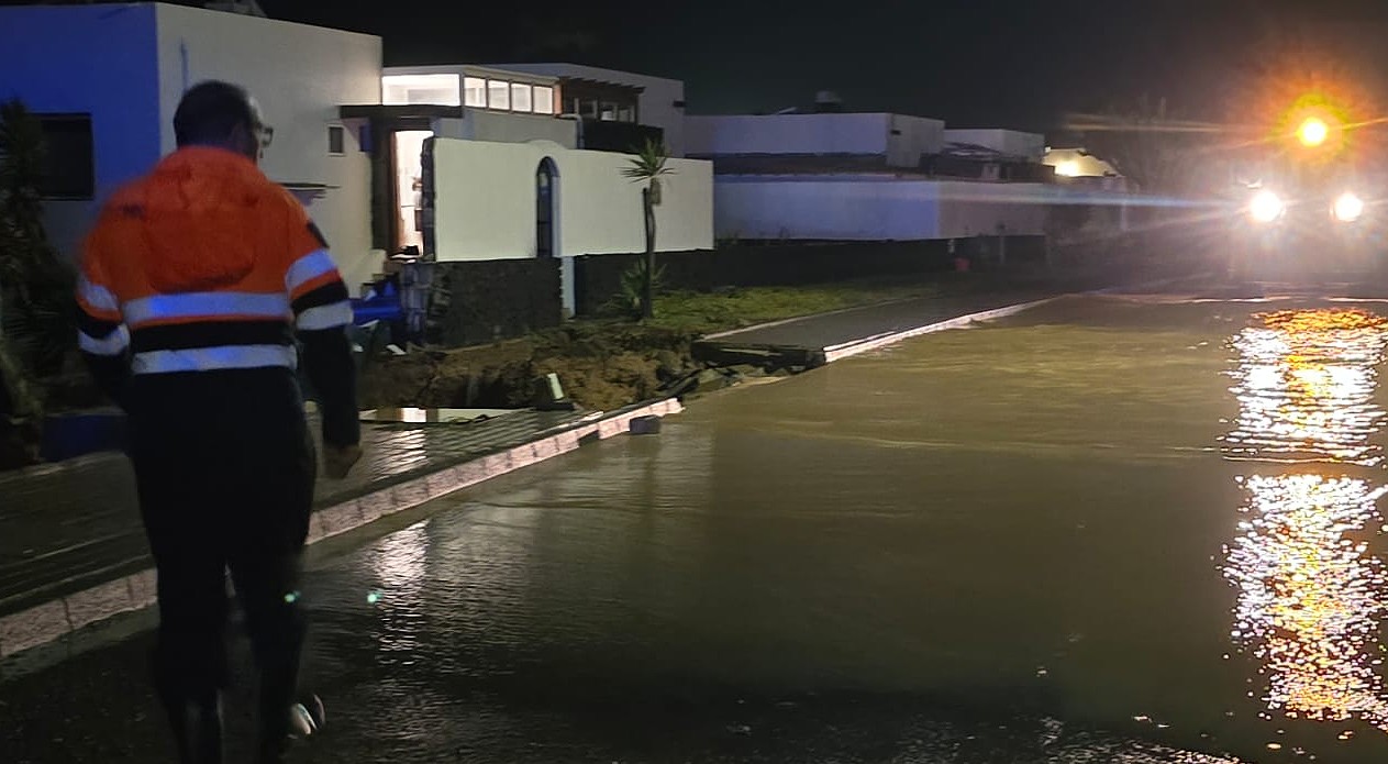 Profesionales, voluntarios, vecinos, vecinas, personal municipal y empresas colaboran en la atención ciudadana y tareas de achique de agua y limpieza