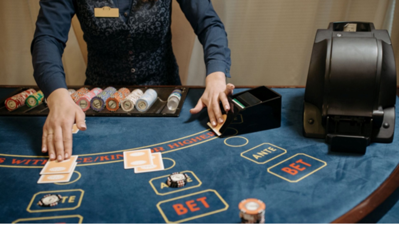 Cómo la Simplicidad del Baccarat lo Convirtió en el Juego Favorito de la Élite