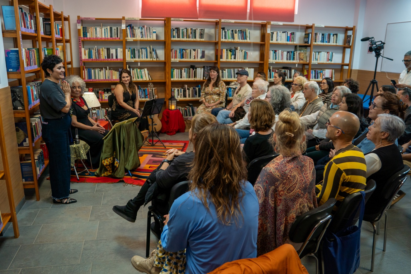 Bönaí Capote, Sally Salinas y Claudia Villarrueta emocionan en la Biblioteca del Centró Cívico con narración, música y canto