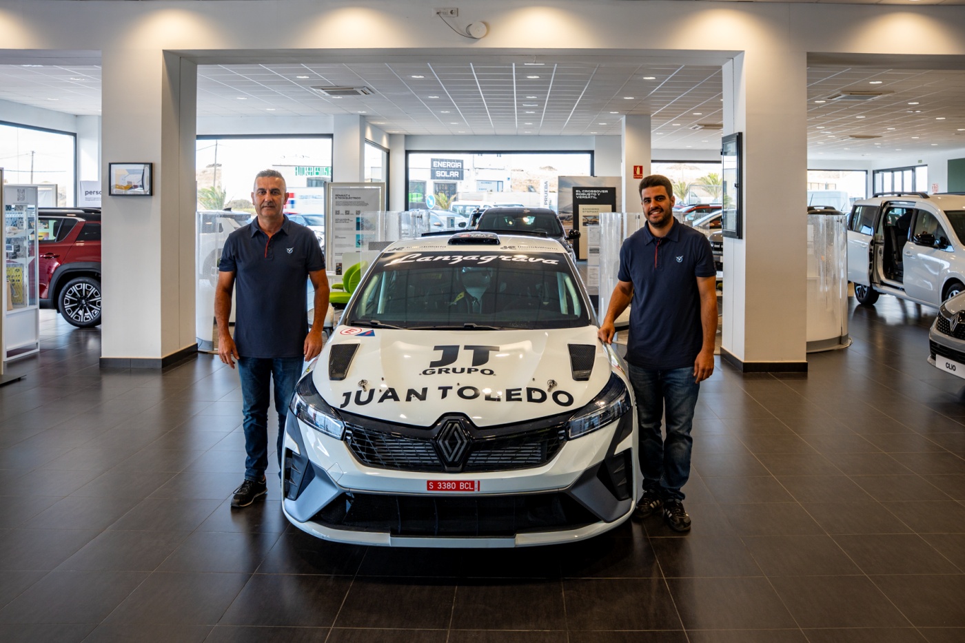 El grupo colabora con el piloto Alejandro Rodríguez y con el modelo Renault Clio Rally3