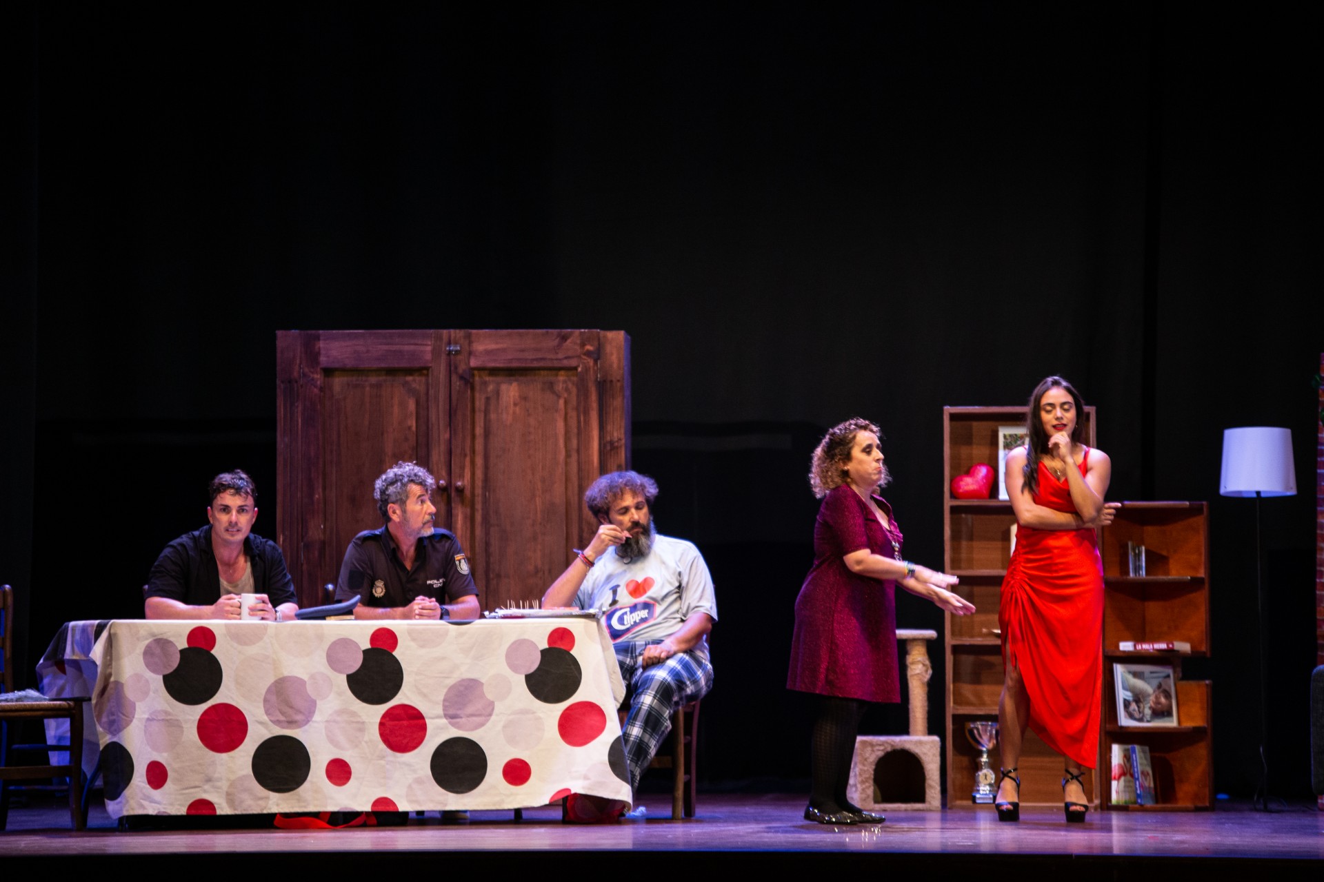 Mónica Arencibia y Orlando Márquez fundaron en 2024 una compañía que levanta sus obras desde el guion hasta la escenografía, con meses de ensayo y un equipo abierto a actores de la isla