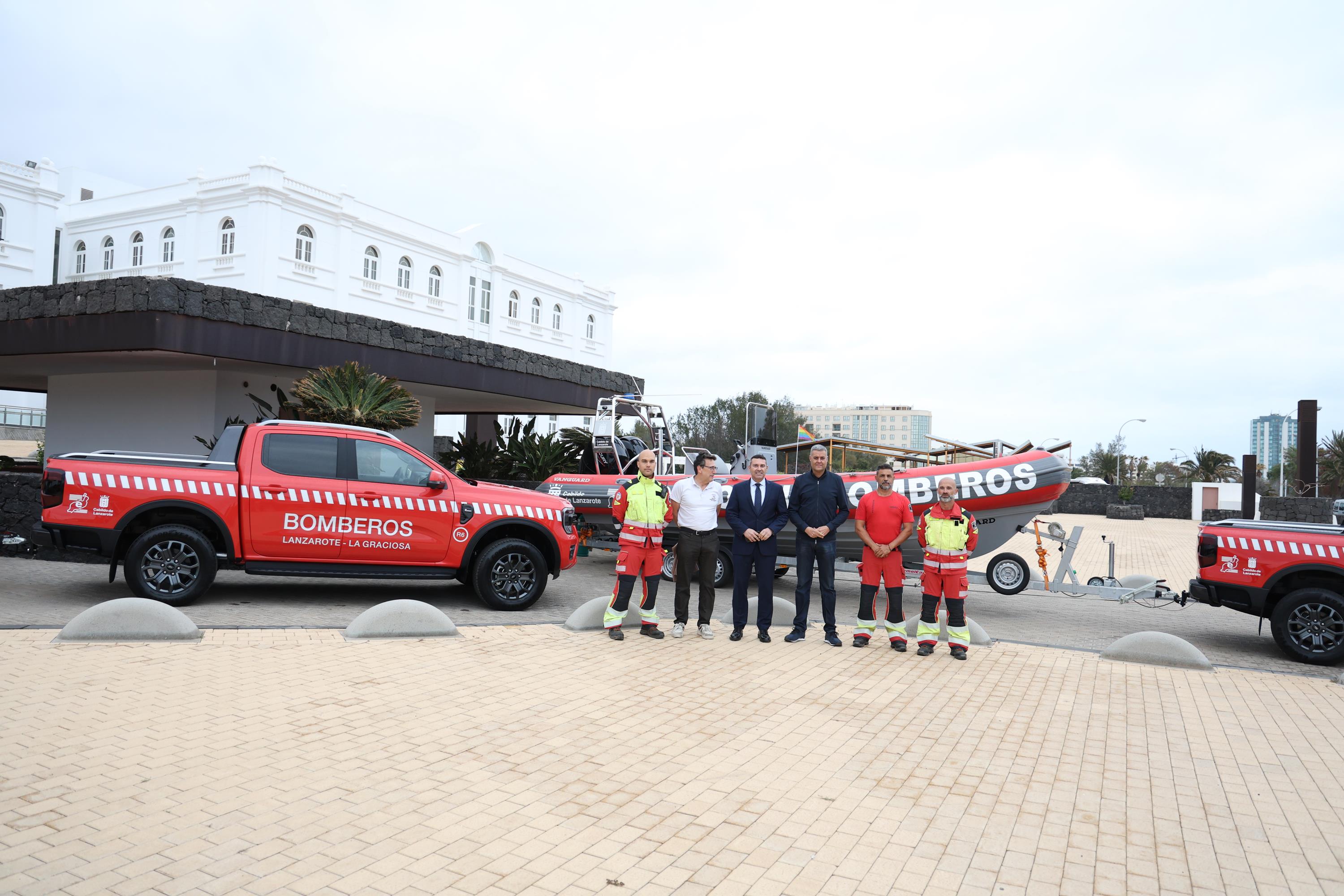 Se suman dos nuevos vehículos pick-up y una embarcación al parque móvil lanzaroteño