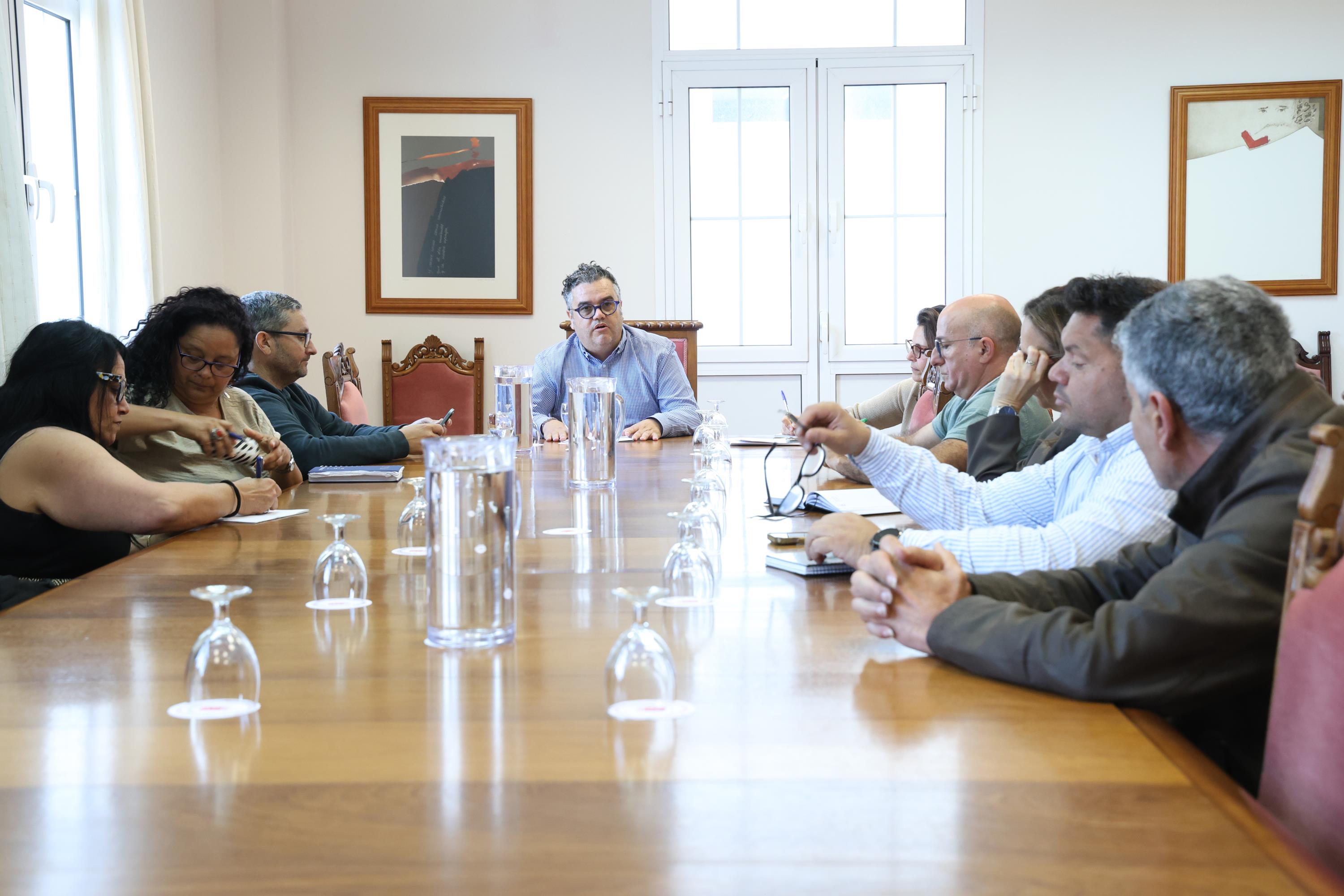 La isla impulsa campañas en colegios, atención veterinaria social y el control de colonias felinas