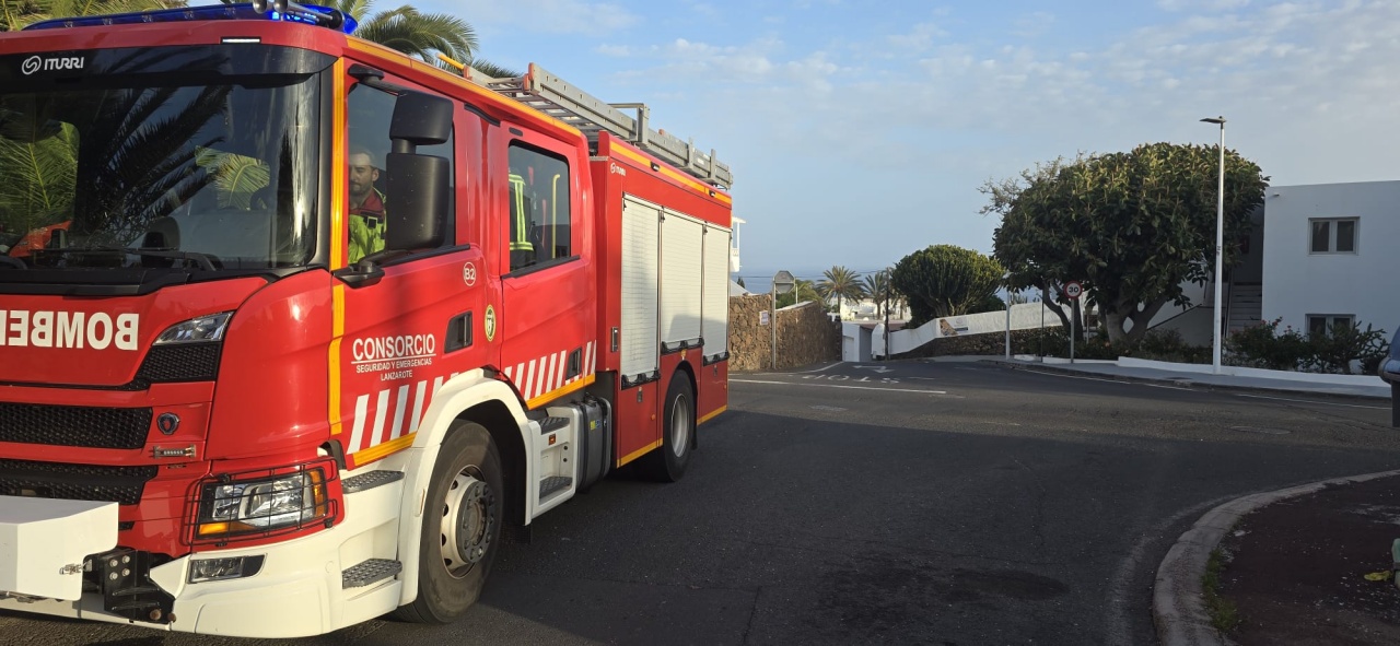 Evacuan vecino en Puerto del Carmen Evacuan vecino en Puerto del Carmen