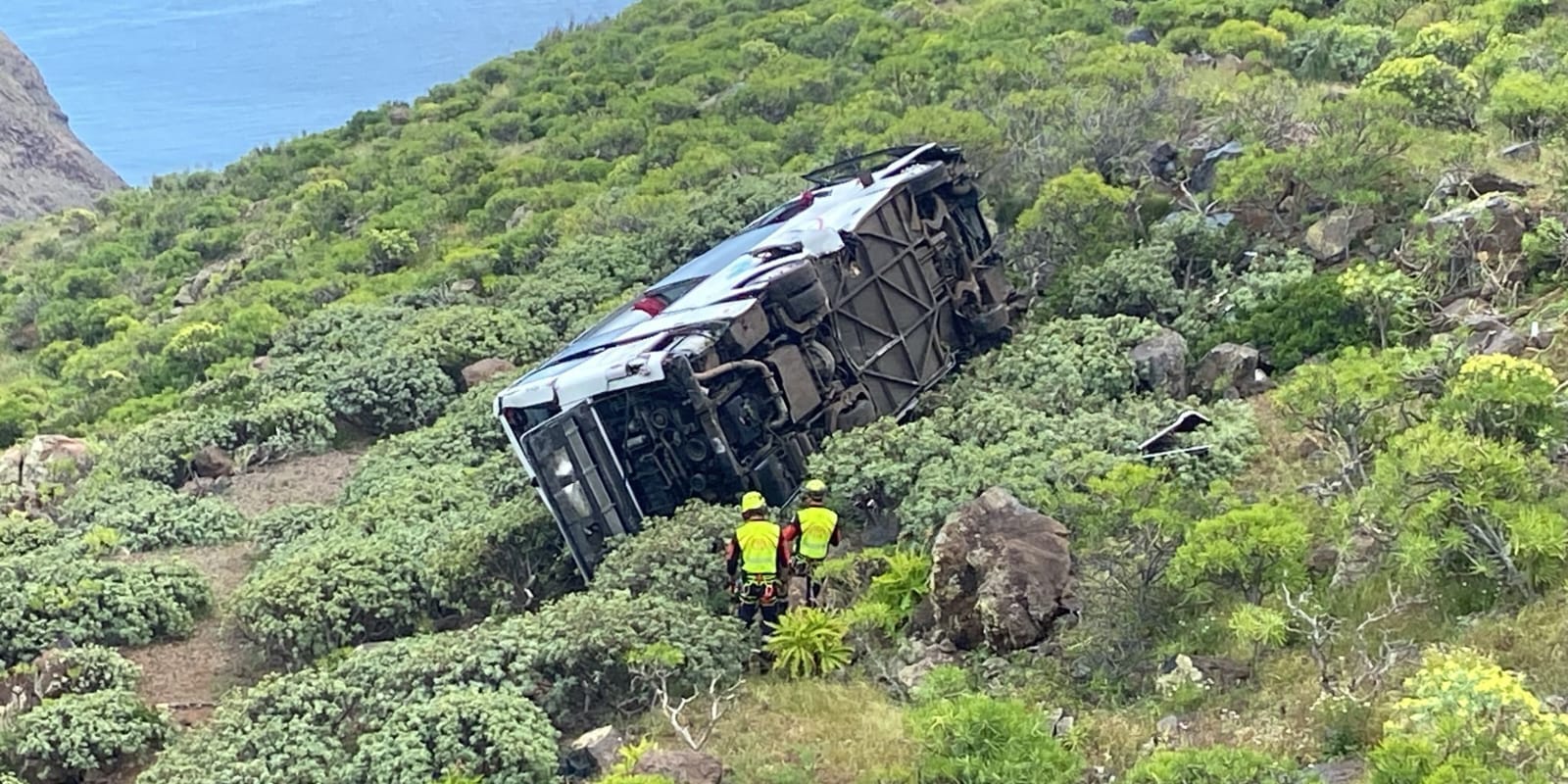 Un fallecido y 27 heridos despu&eacute;s de que una guagua cayese por un barranco