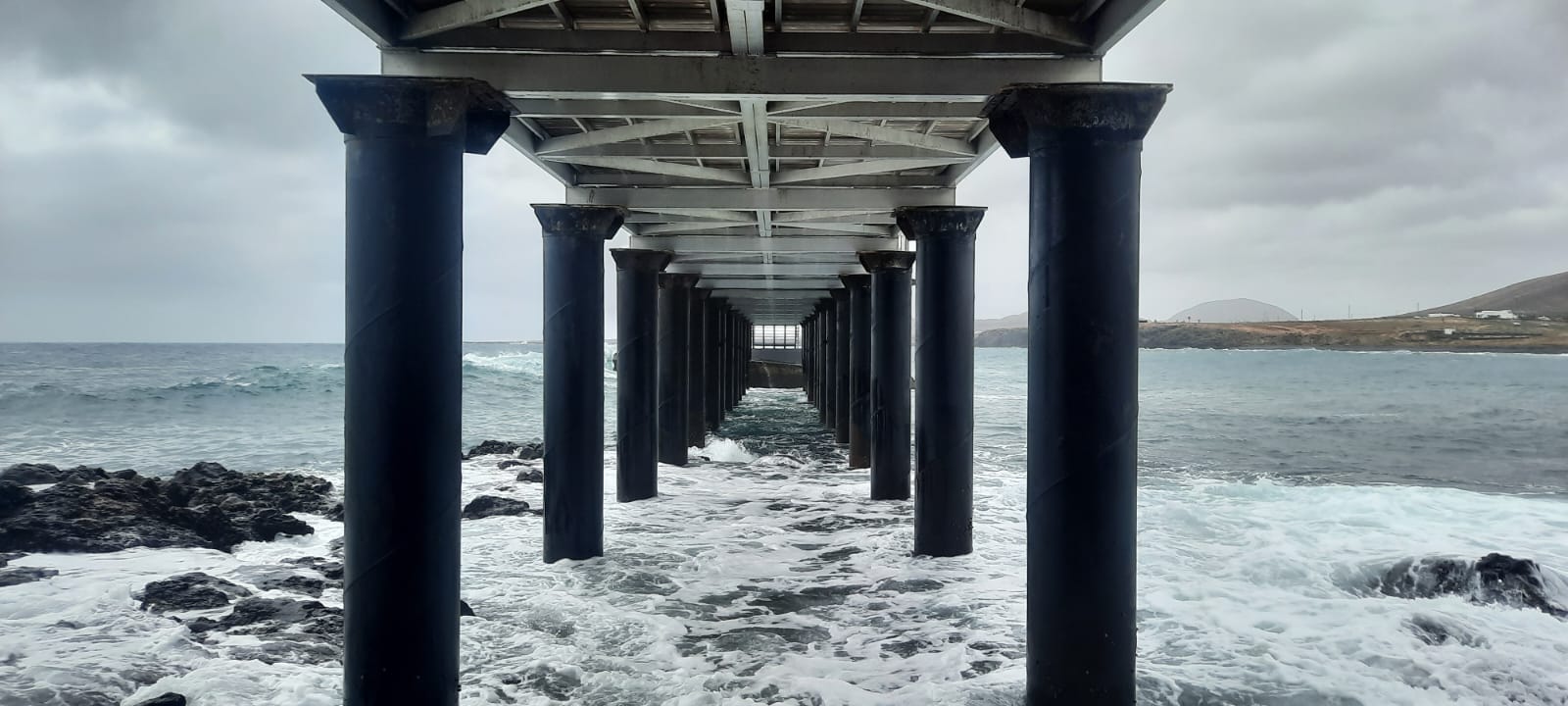 El temporal marítimo agrava los daños en la pasarela hacia la isla de Arrieta