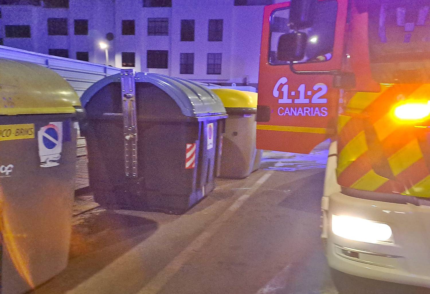 Arde un contenedor en la calle G&oacute;mez Ulla