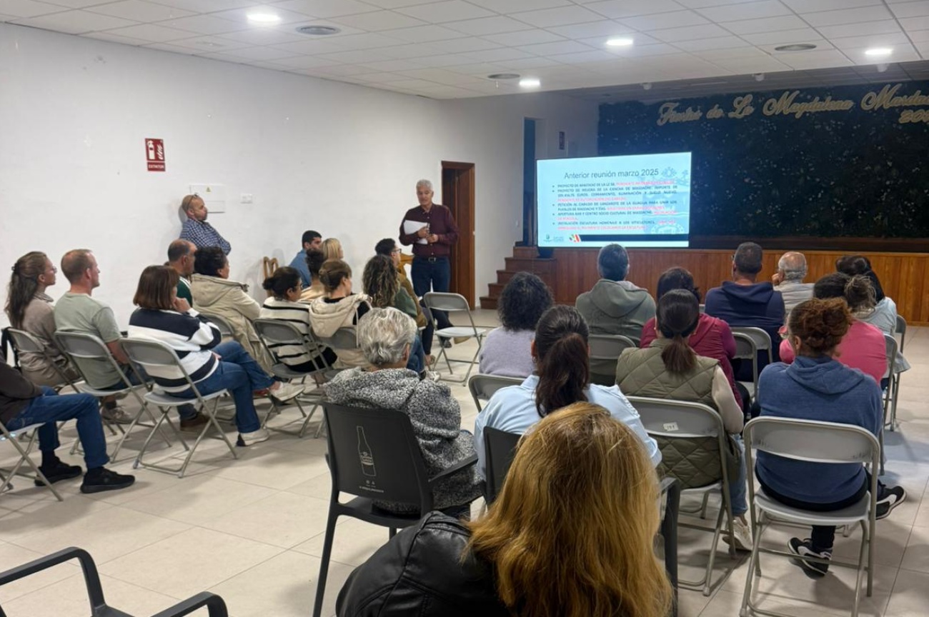 T&iacute;as aclara los puntos sobre la antena de Masdache a los vecinos