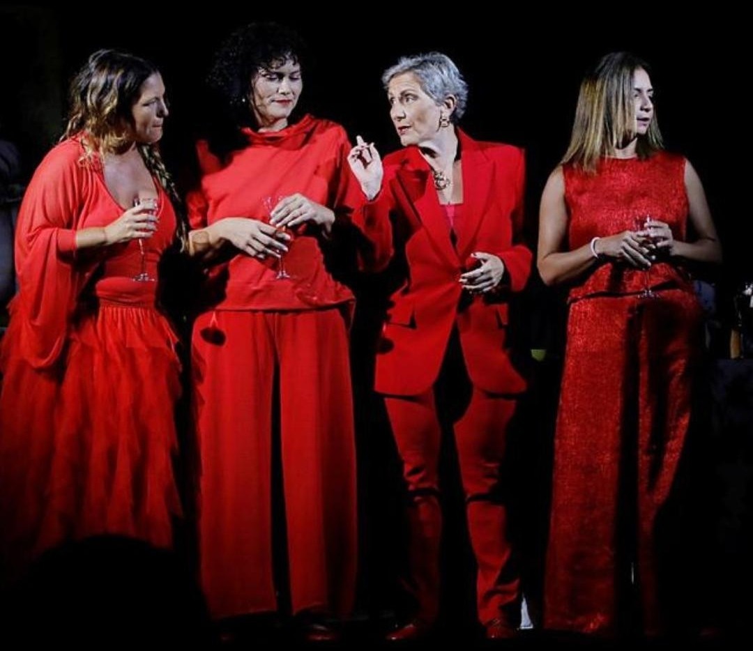 Mónica Arencibia y Orlando Márquez fundaron en 2024 una compañía que levanta sus obras desde el guion hasta la escenografía, con meses de ensayo y un equipo abierto a actores de la isla