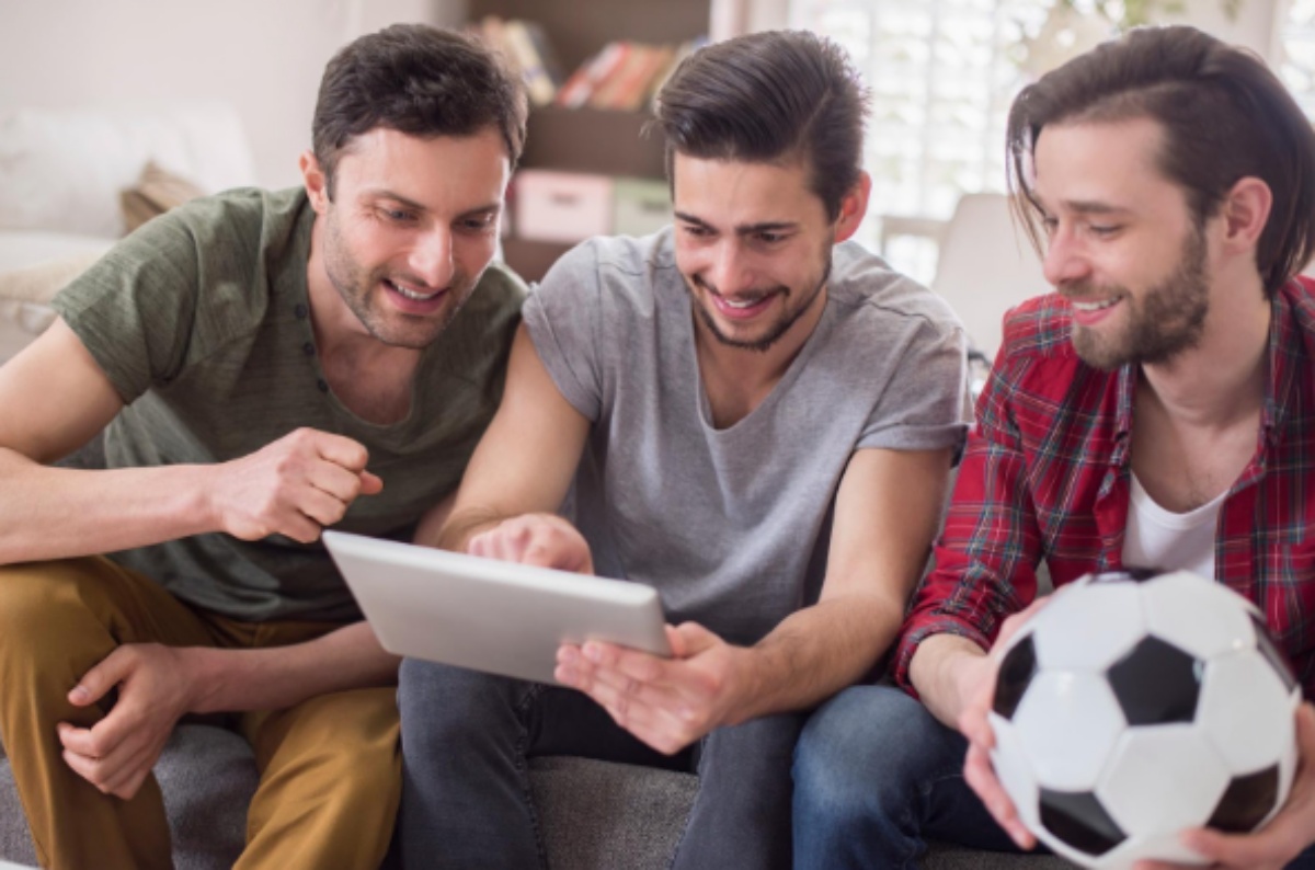 chicos apostando felices... por lo que sea