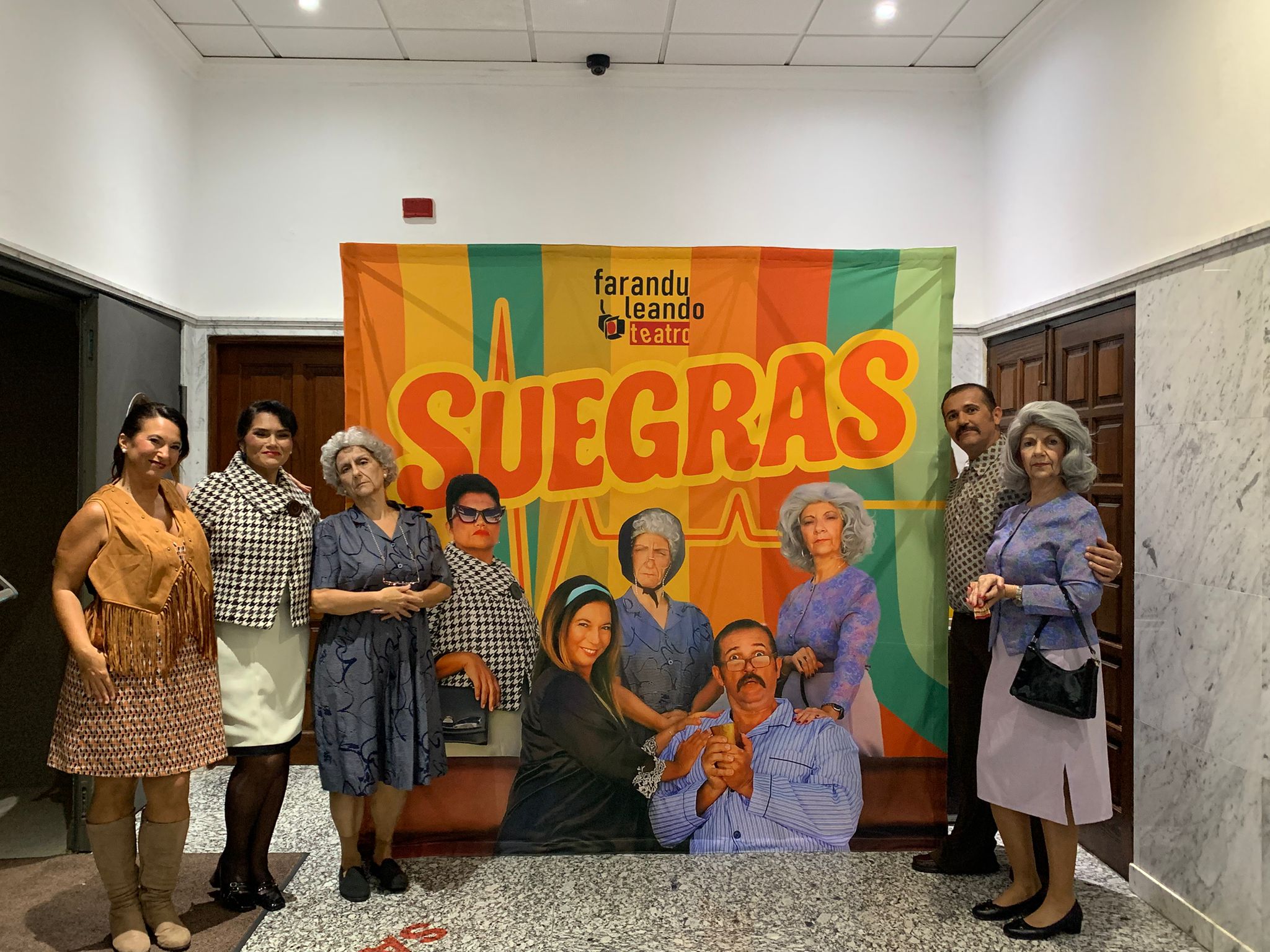 Mónica Arencibia y Orlando Márquez fundaron en 2024 una compañía que levanta sus obras desde el guion hasta la escenografía, con meses de ensayo y un equipo abierto a actores de la isla