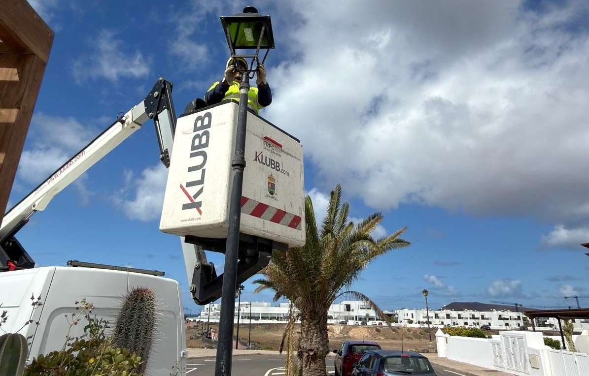 Se sustituirá el alumbrado de Castillo del Águila y adquiere además farolas solares para iluminar el carril bici próximo a la zona industrial de Playa Blanca