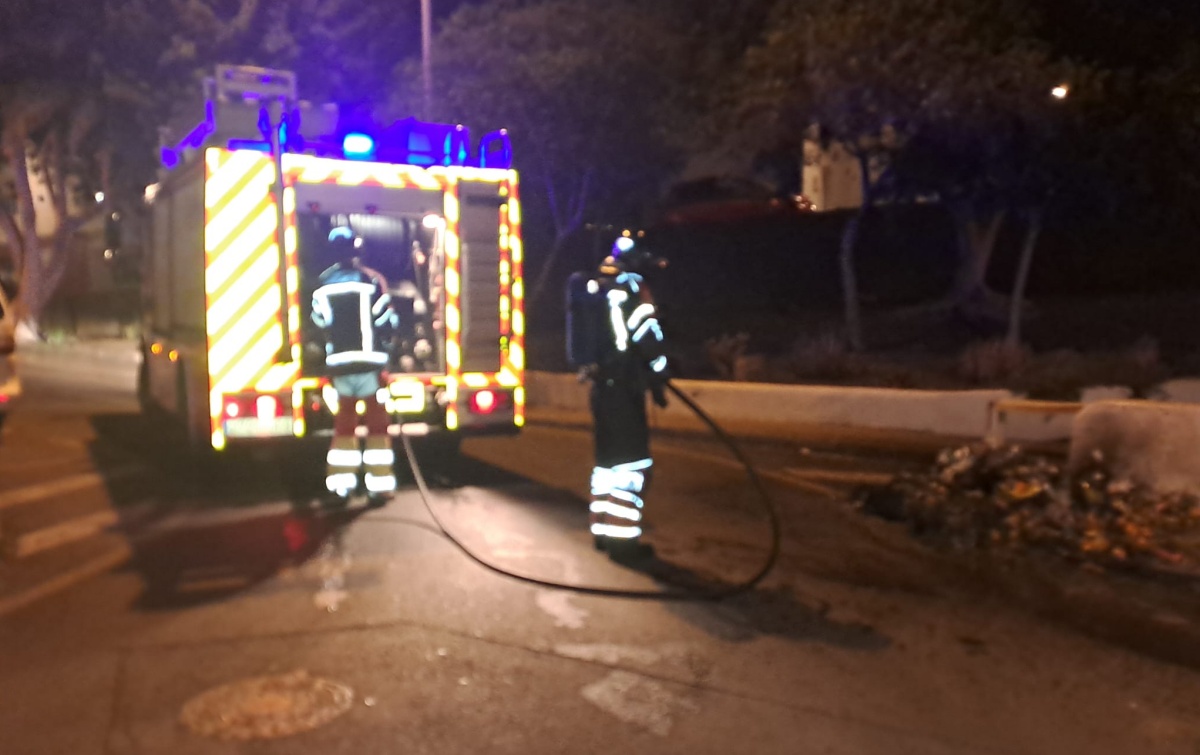 Madrugada de fuego: dos contenedores arden casi a la vez en distintos puntos de Arrecife